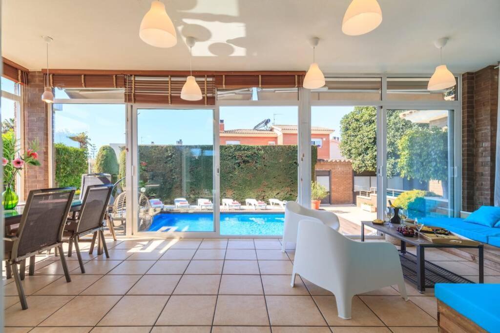 Villa Wine Experience Cambrils - Wine, Art & Games Экстерьер фото